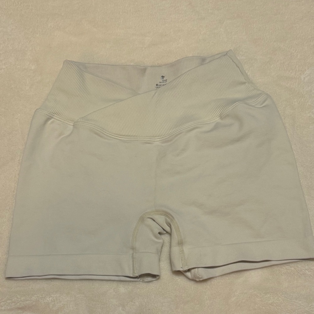 WHITE/CREAM GYM SHORT